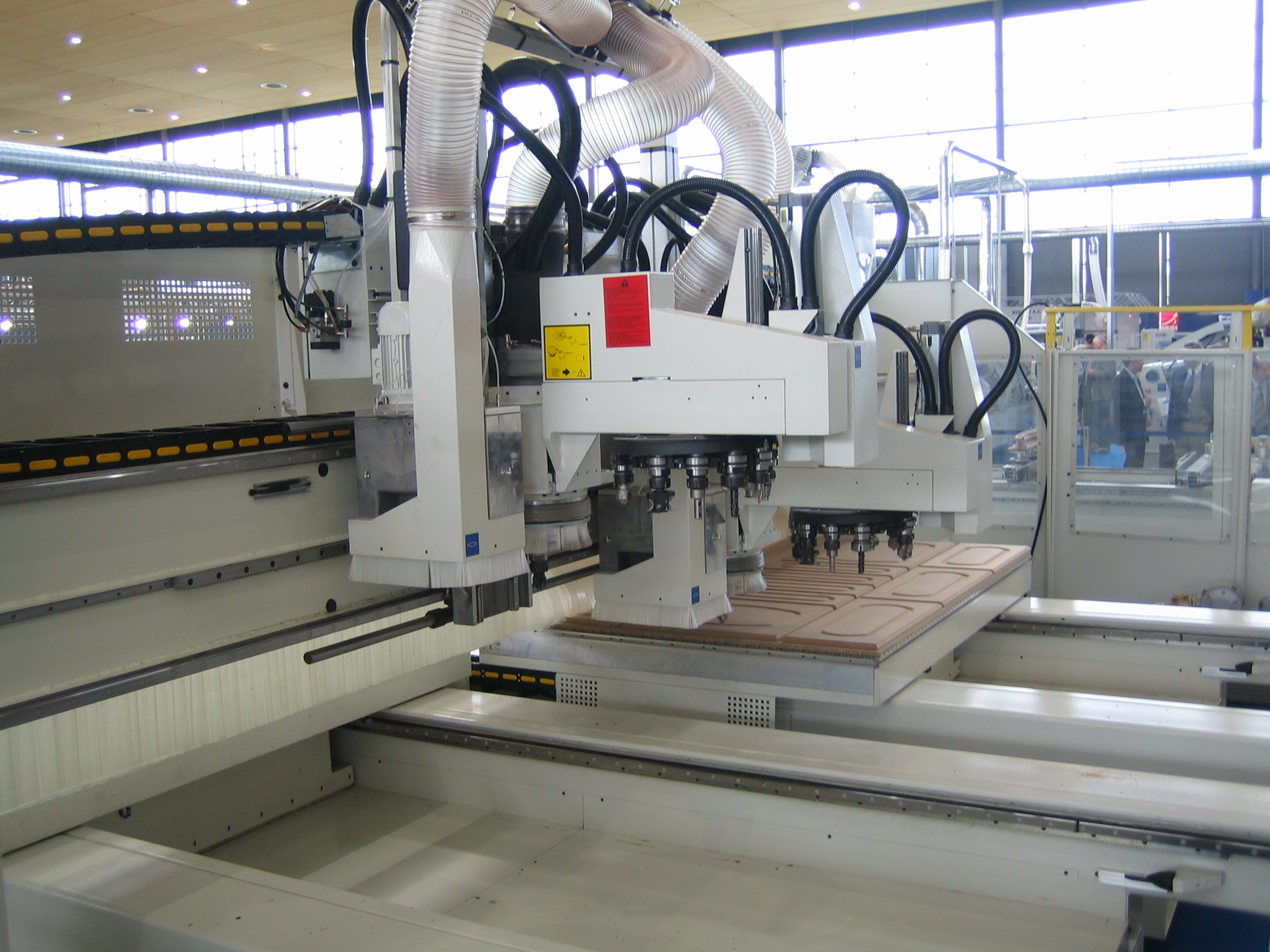 3-assige CNC-freesmachine in bediening
